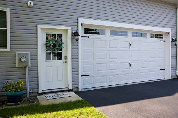 24/7 Emergency Garage Door Panel Replacement experts in Temple Terrace, FL